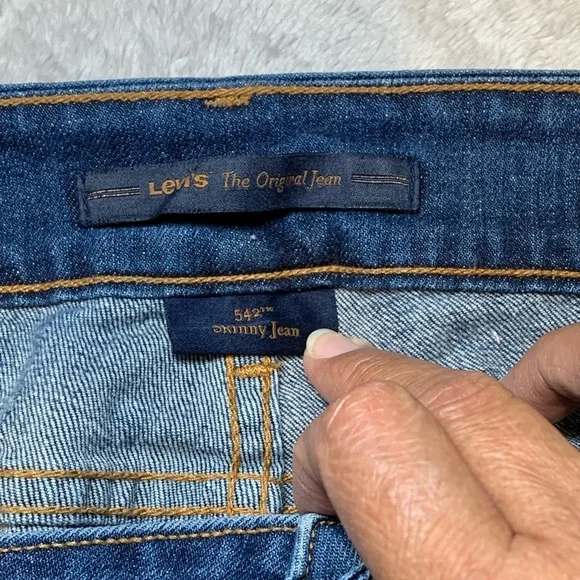 Levi’s Women Size 20 Skinny Jeans 542 Medium Wash Distressed - Picture 7 of 10